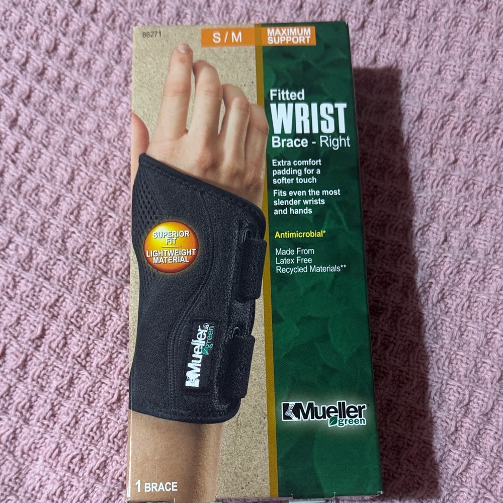 Mueller Black Wrist Brace